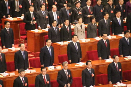 两会讨论养老金问题。