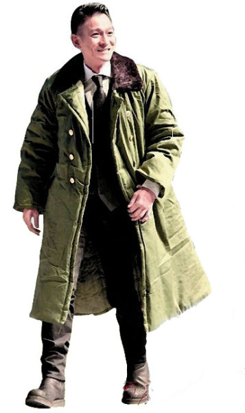 　　从农民工变刘德华，中国农民工市民化似乎还有很长的路要走。图为明星刘德华穿军大衣，“犀利哥”扮相走红毯时引围观。