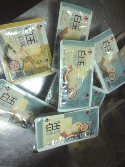 　　被刮掉了保质期的豆腐。