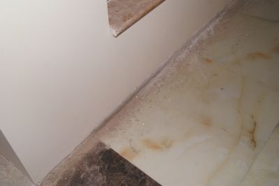 微晶石边缘与墙体有3厘米左右的缝隙。