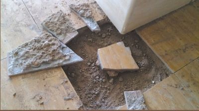 地砖下面的水泥砂浆用手一捏就碎。