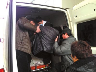 患者被送上黑急救车。