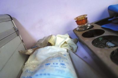 使用过的一次性手套与未使用的放在一起。