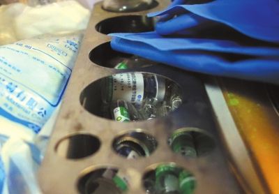 车内各种用过的注射药剂瓶子和未使用的放在一起。