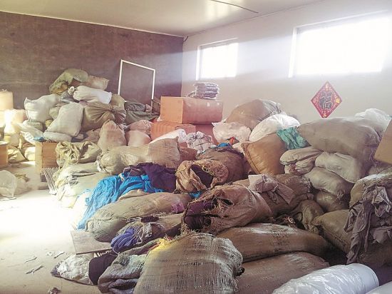 图1：原料仓库卫生条件差。