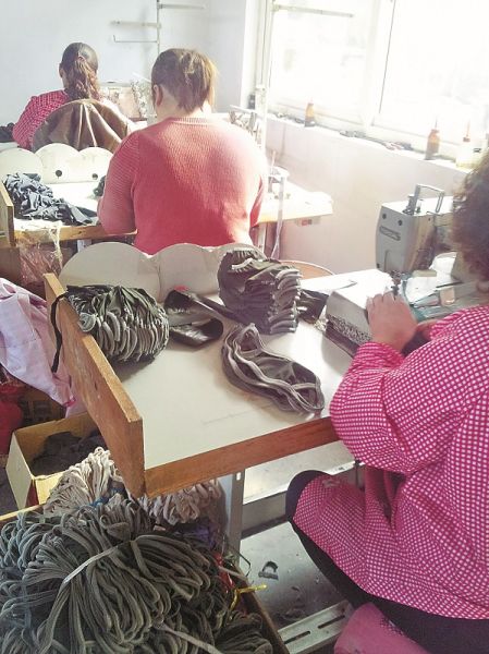 图3：不少口罩厂家为家庭作坊。