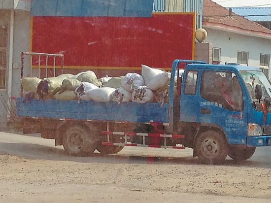 图4：满载服装下脚料的货车。