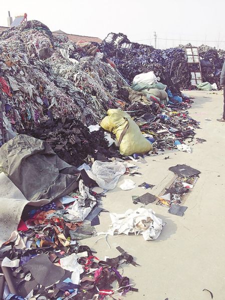 图5：服装下脚料堆积如山。