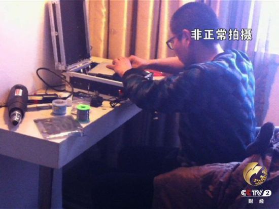 技术员在组装山寨基站