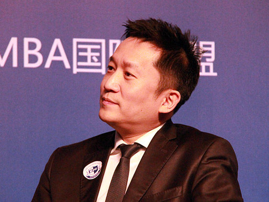 　　新浪财经讯 由新华都商学院，北大商业评论和哥伦比亚大学资本与社会中心共同主办的“第二届诺贝尔奖经济学家中国峰会”于2014年3月14日-15日在北京举行。图为易宝支付副总裁余晨。（图片来源：新浪财经 付竟思 摄）