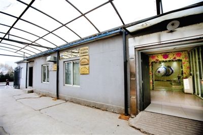 　　2月25日，北京石景山医院，太平间旁的一间办公室外挂有“八宝山殡仪馆石景山医院服务站”的牌子。本版摄影/新京报记者 王叔坤