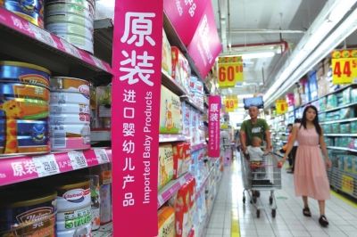①消费者在超市选购进口婴幼儿奶粉。