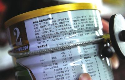 ③消费者阅读中文标签。资料图片京华时报记者徐晓帆摄