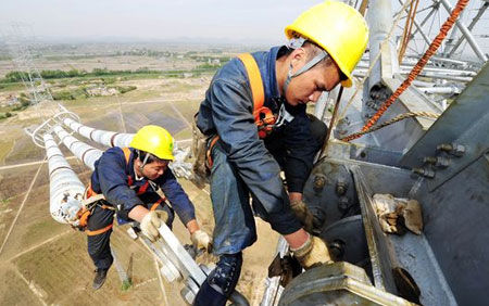 交流特高压输电要比超高压贵出一倍，采用这种落后的技术无非是为了政绩秀。