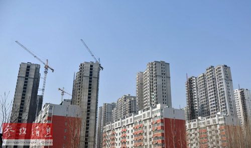 　　资料图片：位于河北省保定市的一处在建商品房住宅小区（2013年2月22日摄）。新华社发（朱旭东 摄）