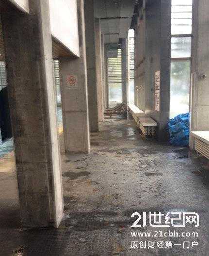 (蓝山健身中心室内游泳池卫生及设施内景/21世纪网)