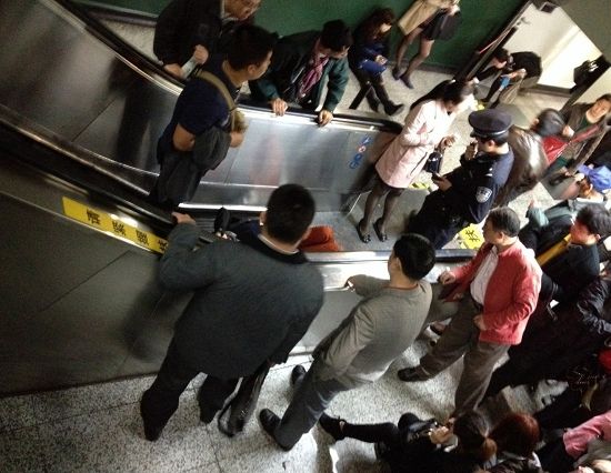 　　昨日，静安寺地铁站7号线至2号线的换乘 通道中，一部电梯发生逆行现象，造成12人皮外轻伤，1人伤势需进一步观察。