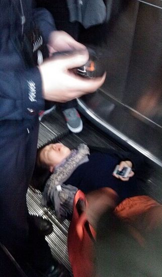 　　昨日，静安寺地铁站7号线至2号线的换乘 通道中，一部电梯发生逆行现象，造成12人皮外轻伤，1人伤势需进一步观察。