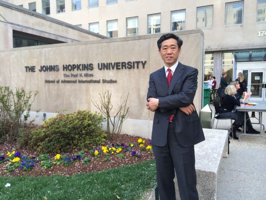 李稻葵于美国约翰-霍普金斯大学接受新浪财经专访