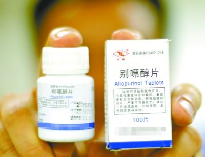 　　别嘌醇外包装盒的说明书上明确提示了该药的毒副作用，还写了“严重可导致死亡”。     记者胡伟鸣 摄