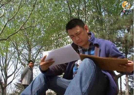 小李的姐夫王先生办证受阻，无奈的坐在路边。