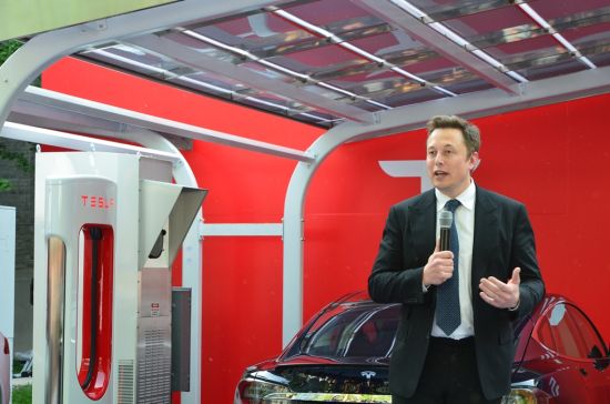 特斯拉创始人Elon Musk在汉能光伏充电站系统前发表讲话