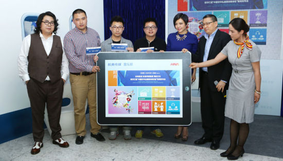 航美传媒集团首席战略官吴彤、著名音乐人吴梦奇、知名跨界艺人查可欣为获奖嘉宾颁奖