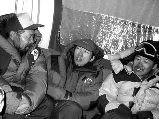 　　2003年，在珠峰大本营，王石(右)与著名登山家王勇峰(左)、搜狐公司的张朝阳等人在帐篷里。供图/陆新之