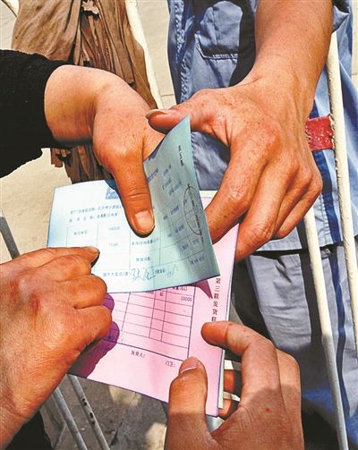 油库区外围一些人正在快速传递单据，“倒油人”称她与这些人都是一起的