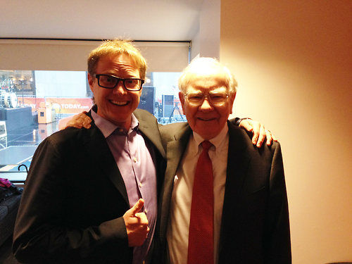 作者与巴菲特的合影。