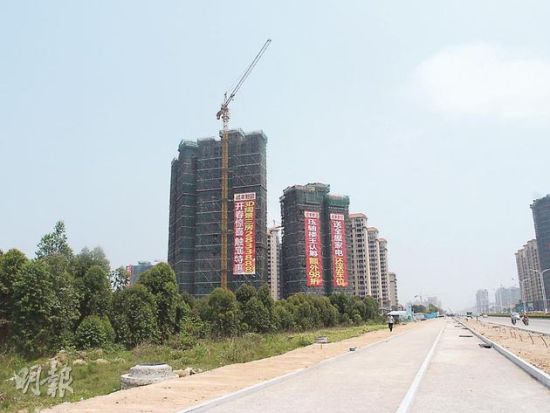 　　在珠海斗门湖心路，多家发展商建起大型楼盘，但周边没有商店，行人路也尚未铺好。 图片来源：明报