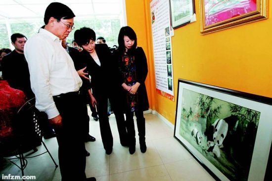 2009年10月27日，李春城到郫县安靖视察“蜀绣之乡”。 (任荣德/图)