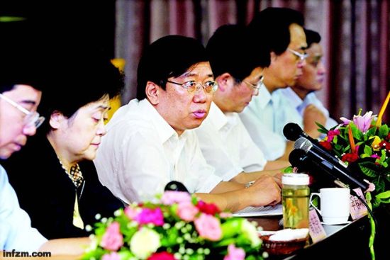 　　李春城给成都留下鲜明的个性施政印记，他刚到成都，就展现了铁腕的一面。 (南方周末资料图)