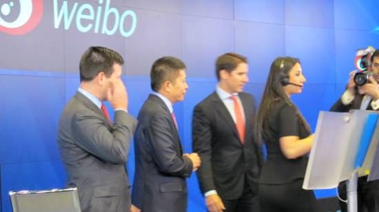 　　微博代表色为红色。上月微博上市时，微博与纳斯达克高管站上纳斯达克敲钟台时都佩戴红色系列领带，表示纪念。其实仔细看，纳斯达克两位帅锅都带的是正红色系。新浪总裁曹国伟带的这是紫红色。(左一、左三为纳斯达克高管 左二位新浪CEO曹国伟)