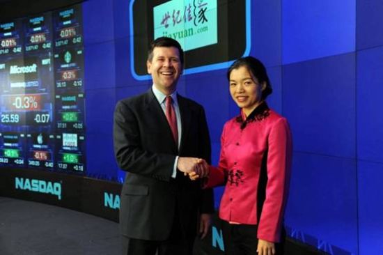 　　世纪佳缘时任CEO龚海燕与纳斯达克亚洲区高管2011年5月11日世纪佳缘上市当天合影(图片来自新浪科技)