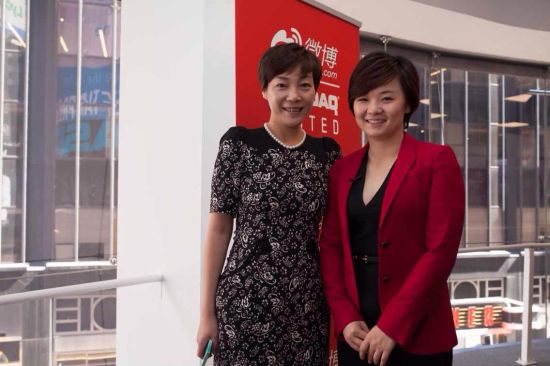 新浪COO杜红(左一)在纳斯达克微博上市早餐会上，着装典雅，低调得体。(图片来自新浪财经)