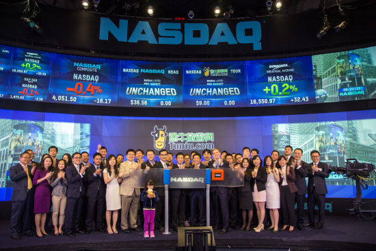 途牛上周五上市成功，众多途牛美女学习姚晨，穿白色裙子。(新浪财经 毛东摄)