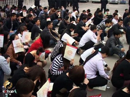 大量被洗脑的传销人员