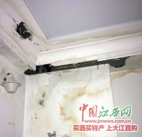 多位业主反映，房屋出现大面积漏水痕迹。