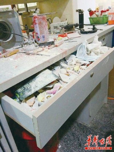 图为加工厂操作台上，桌面凌乱不堪，槟榔渣、烟灰填满了抽屉。华声在线记者张浩摄。