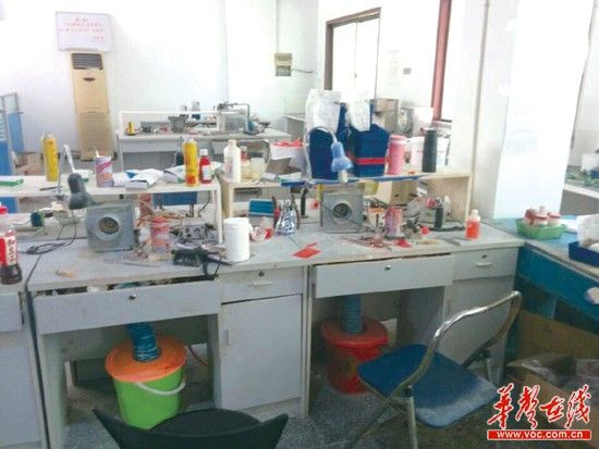 图为“长沙超胜义齿”加工厂的操作台。华声在线记者张浩摄。