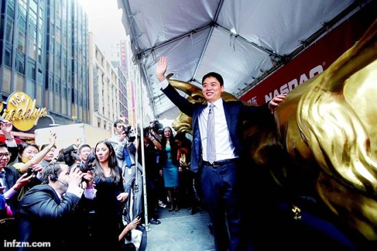 　　当地时间2014年5月22日，美国纽约，京东集团正式在纳斯达克挂牌，京东董事局主席刘强东敲响上市钟，发行价19美元，按此计算，京东市值为260亿美元，成为仅次于腾讯、百度的中国第三大互联网上市公司。 （CFP/图）