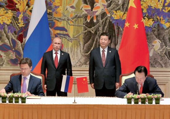 　　5月21日，中国国家主席习近平和俄罗斯总统普京在上海共同见证中俄两国政府《中俄东线天然气合作项目备忘录》、中国石油天然气集团公司和俄罗斯天然气工业股份公司《中俄东线供气购销合同》的签署。 新华社