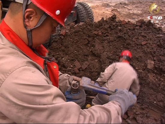 管网检测员进行打孔检测