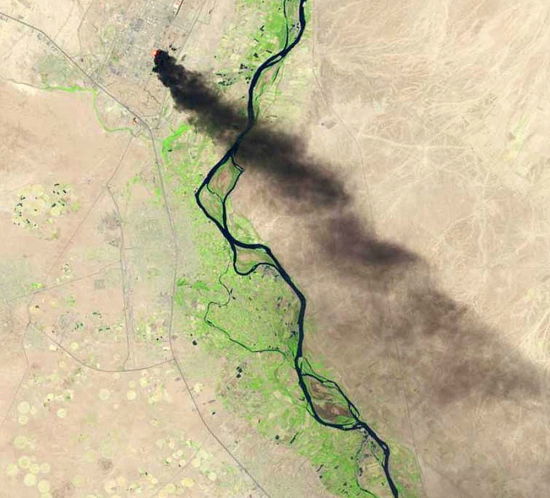 6月18日，伊拉克最大的拜吉炼油厂升起浓烟