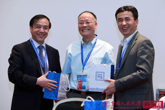 毛基业教授向李垣教授、樊景立教授赠送纪念品