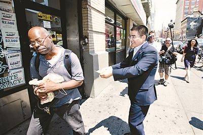 陈光标递给行人一张100美元钞票，没有被理会