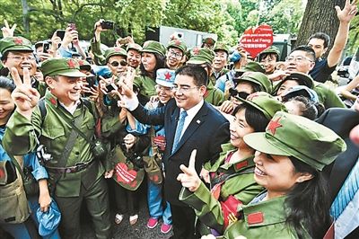 陈光标和穿着绿军装的大学生志愿者合影