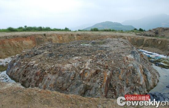 16年前挖开的观音造像地基仍是一个大坑 《中国经济周刊》记者 韩文I摄