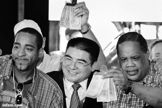 　　陈光标的纽约慈善午宴上，三名流浪汉作为代表，各领到300美元钞票，几分钟后，他们手中的美元被收走。 (CFP/图)